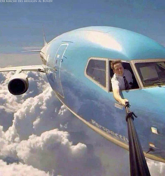 Lustige Bilder zum lachen - Arbeitsplatz Pilot macht Selfie im Flugzeug witzig