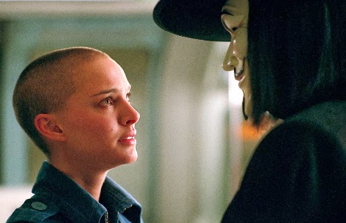  Cena do filme V de Vingança, com Natalie Portman e Hugo Weaving, como Evey e V, respectivamente