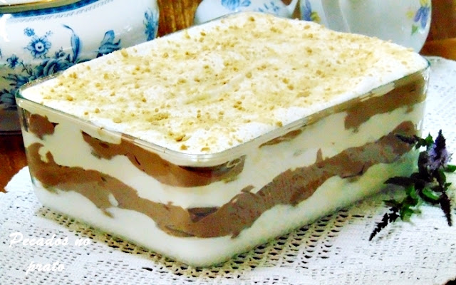 Sobremesa gelada delicia de chocolate com natas