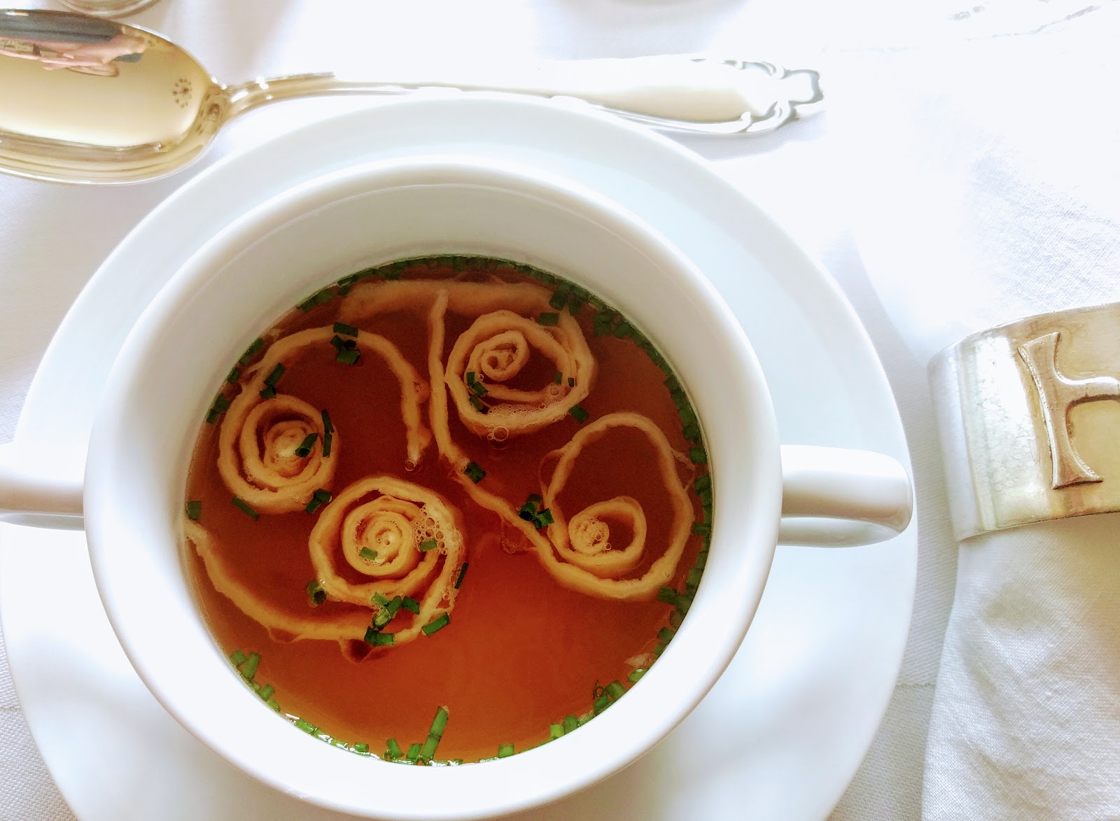 - Rinderconsommé (geklärte Rinderbrühe)