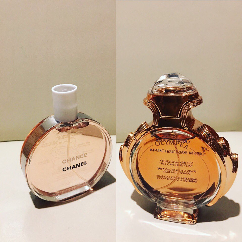 духи для женщин. девушка в магазине косметики. девушка в парфюмерном магазине. парфюмерия девушка. предлагать парфюмерию.