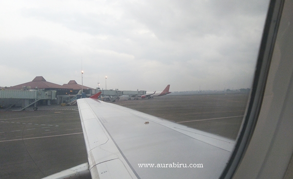 Pengalaman Pertama Naik Pesawat Air Asia Aura Biru