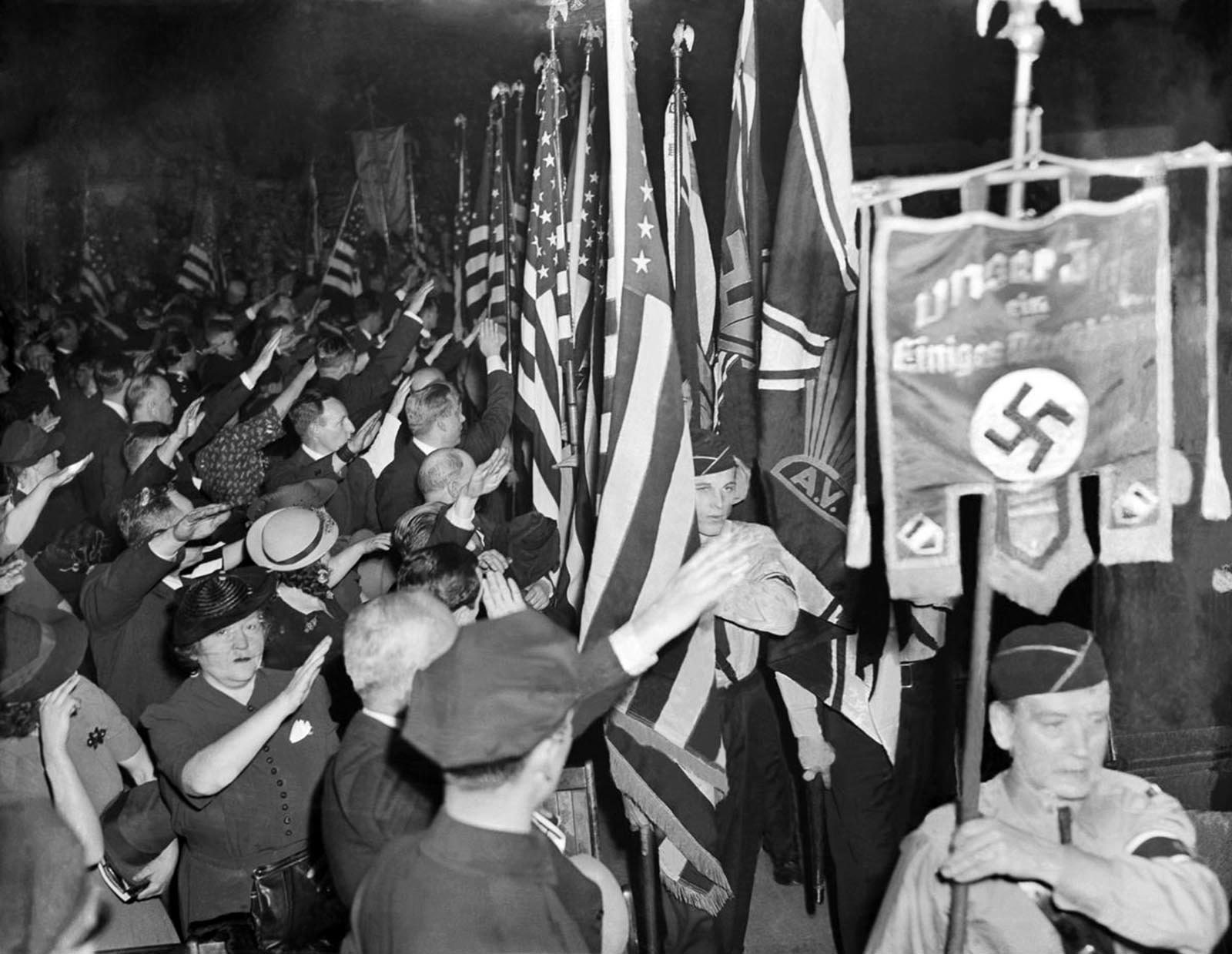 NAZIS Y SEGUNDA GUERRA MUNDIAL (reflexiones, libros, documentales, etc) - Página 11 Madison_square_nazi_rally_1939_4