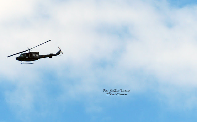 Helicópteros militares del Ejercito del Aire sobrevolando este mediodía sobre Las Palmas de Gran Canaria