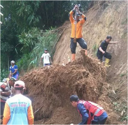 Hujan Tak Henti, Longsor Terjang Sukorejo Sragen. Satu Rumah Warga Tertimbun Hujan Tak Henti, Longsor Terjang Sukorejo Sragen. Satu Rumah Warga Tertimbun