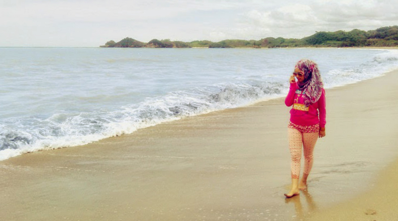 Berlibur di pantai tapi takut hitam cewek hijab cantik di pantai vBerlibur di pantai tapi takut hitam