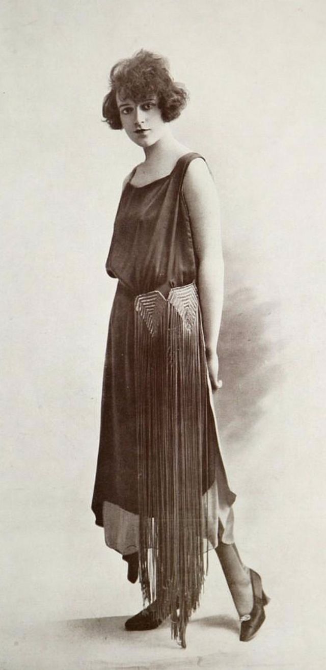 Fashion in the Roaring Twenties 36 Vintage Photos of Women in