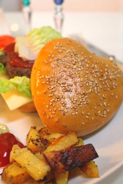 Hamburger in Herzform und köstliche Ofenkartoffeln für den Valentinstag