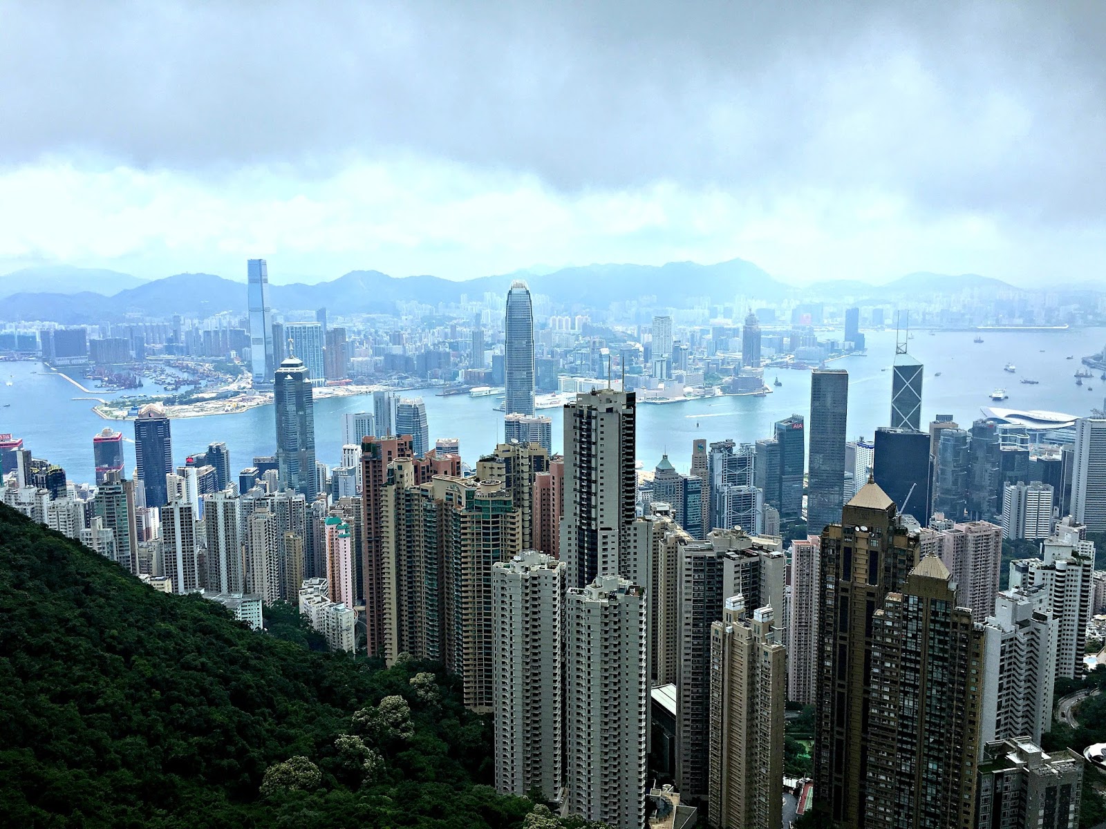 Гонконг сколько. Гонконг море. Гонконг высотки. Гонконг сколько. Население гонконга 2021.