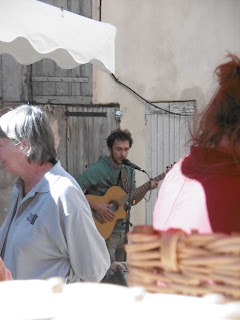 Trois notes et une voix suave, Buis, malooka