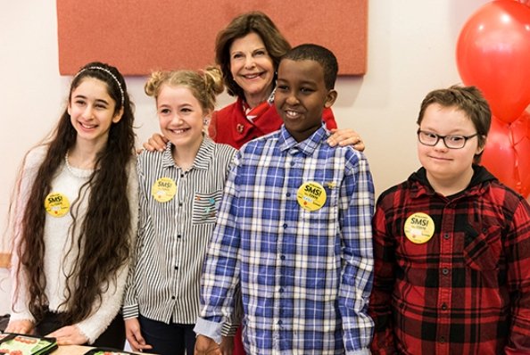 Queen Silvia has purchased the first Mayflower pins for 2017 at the Maltesholm school in Stockholm. Mayflower Charity Foundation for Children