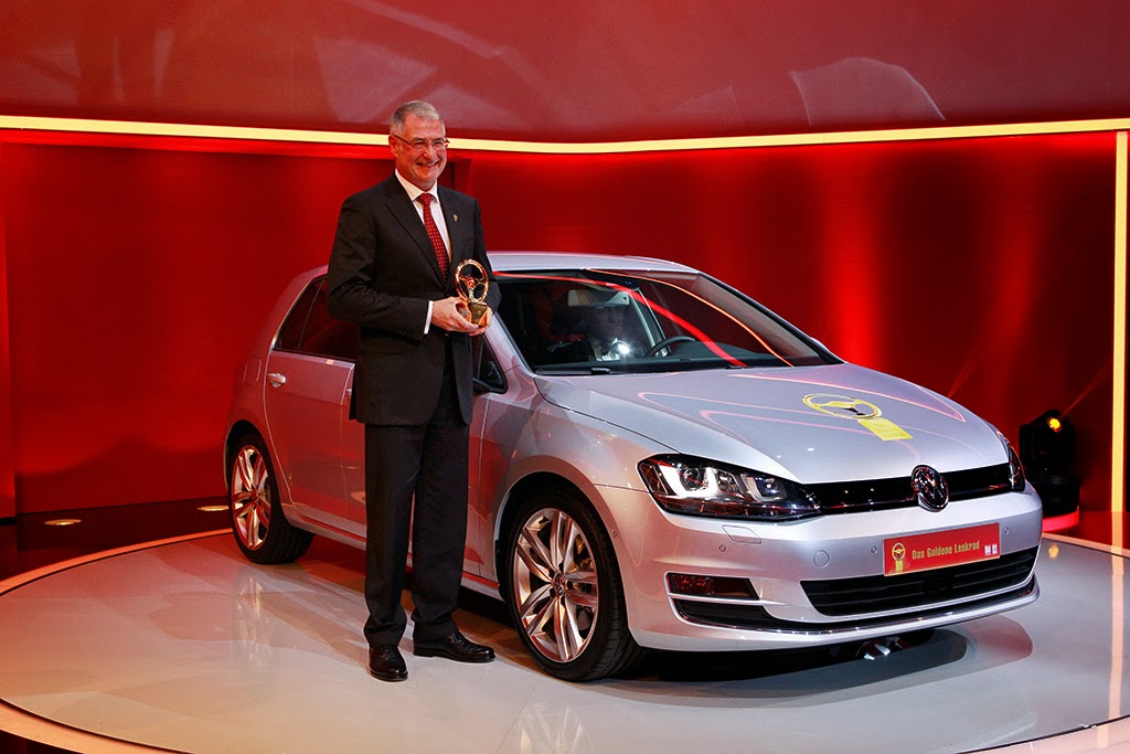 Dr. Heinz-Jakob Neußer, Mitglied des Markenvorstands Volkswagen, Geschäftsbereich 'Entwicklung‘, nahm den Peis für den Volkswagen Golf (Sieger Kategorie Kleinwagen/Kompaktklasse) entgegen.