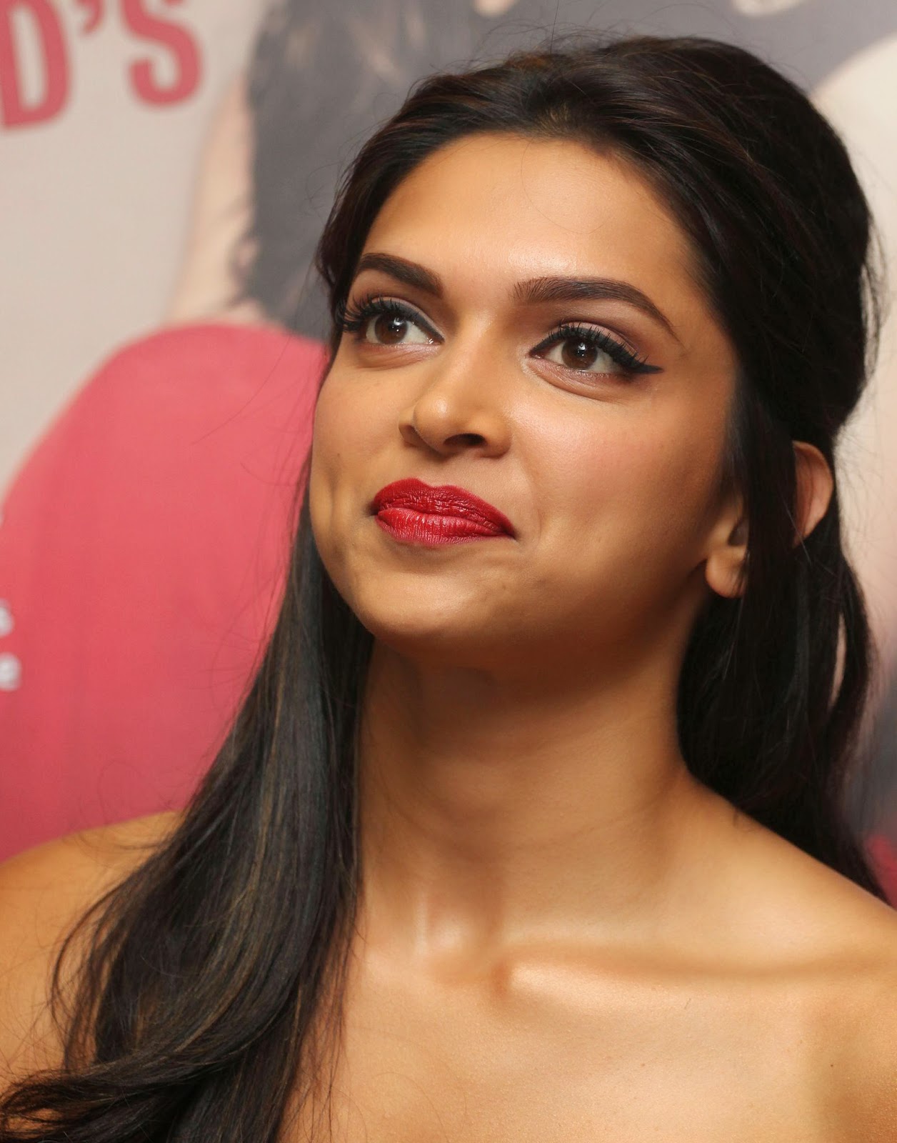 High Quality Bollywood Celebrity Pictures: Deepika Padukone Super Hot