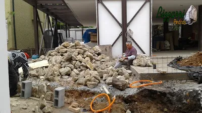 Uma segunda feira de manhã Bizzarri acertando a pedra para a execução das muretas de pedra com pedra moledo com a execução das escadas de pedra e dos pisos de pedra em construção com pedras em São Paulo-SP. 26 de setembro de 2016.