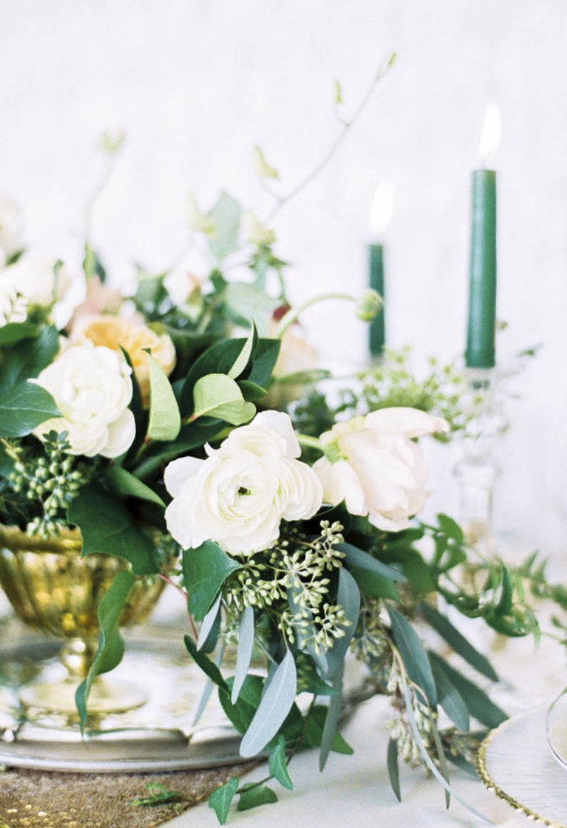 10 Stunning Tablescapes in Green and Gold - via BirdsParty.com