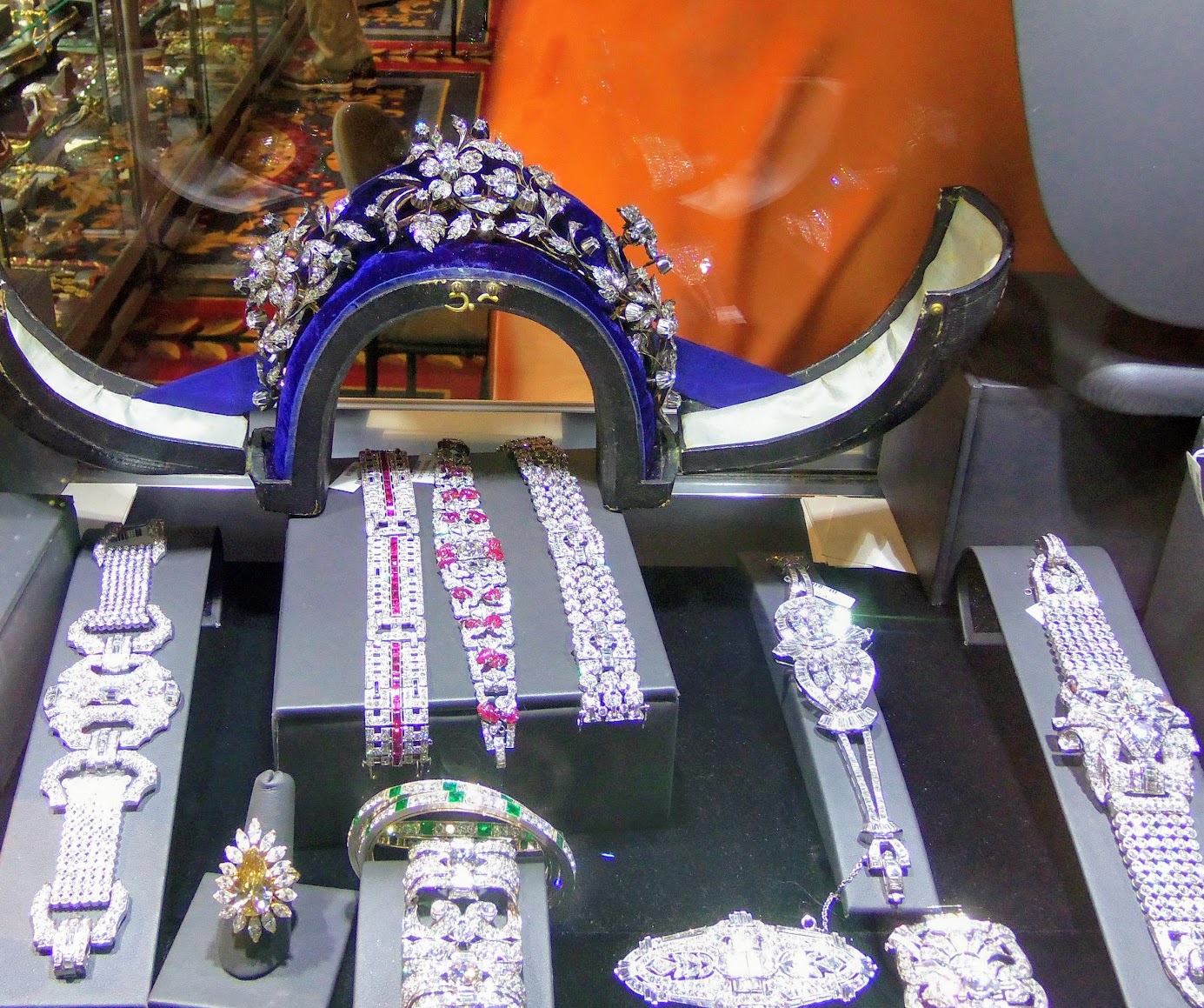 A beautiful case from Yafa Signed Jewels