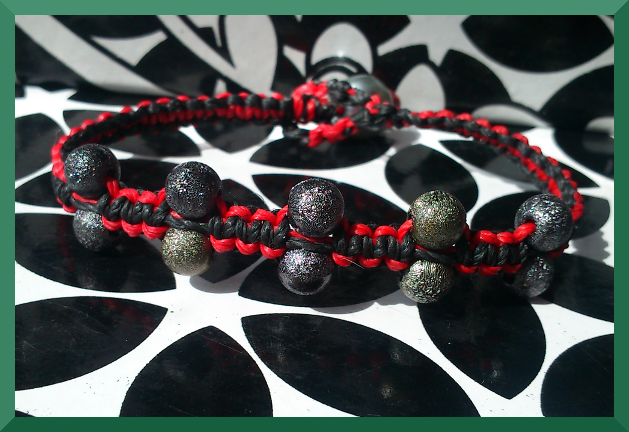 pulsera macrame cuentas y cierre botón