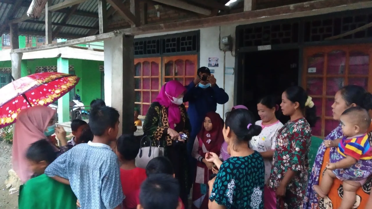 Kunjungi Rumah Warga di Pasbar, Anggota DPD RI Sosialisasikan Protokol Kesehatan