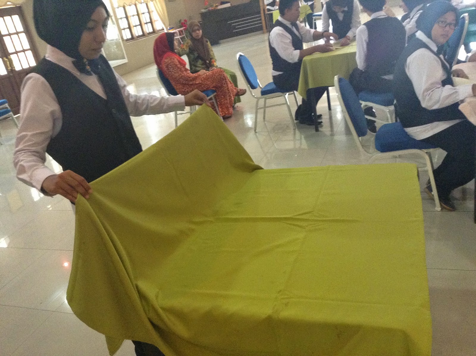 HH309Food and Beverage (aliments et boissons) How lay and change table cloth