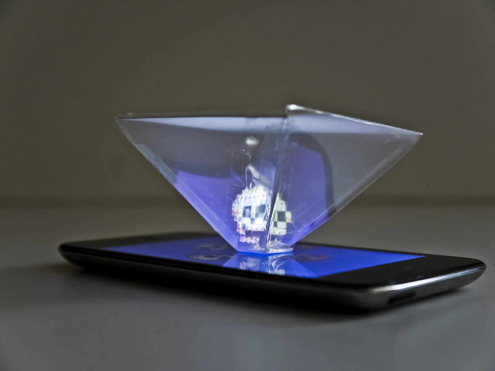 ÜBERNOTES Pepper's ghost 360° illusion pyramid test 001