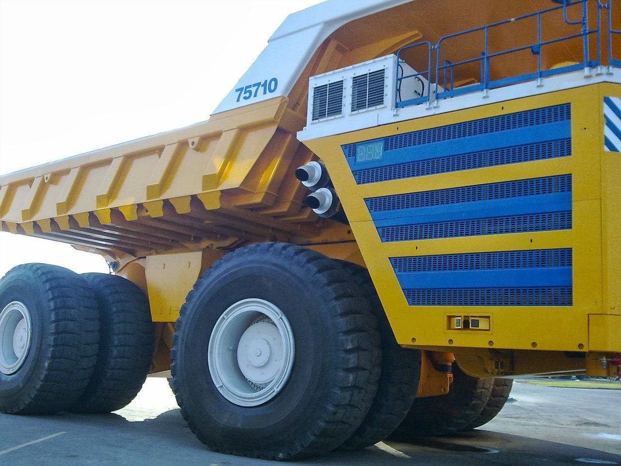 El camión más grande del mundo, el BelAZ 75710 Cosas únicas jpg (1280x960)