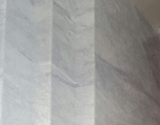 Marmer Carrara pada Dinding Exterior