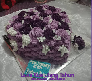 Kue tart buttercream bentuk hati hias bunga warna ungu Kue tart buttercream bentuk hati hias bunga warna ungu