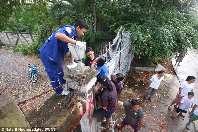 Ngeri! Panjat Pagar Rumah, Bocah Ini Tertusuk Lehernya Ngeri! Panjat Pagar Rumah, Bocah Ini Tertusuk Lehernya