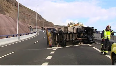 Se queda dormido y vuelca con su camión en el Puente de Silva, Gran  Canaria