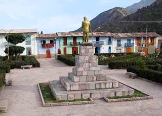 Julio C. Tello Foto a la estatua de Julio C. Tello parte trasera