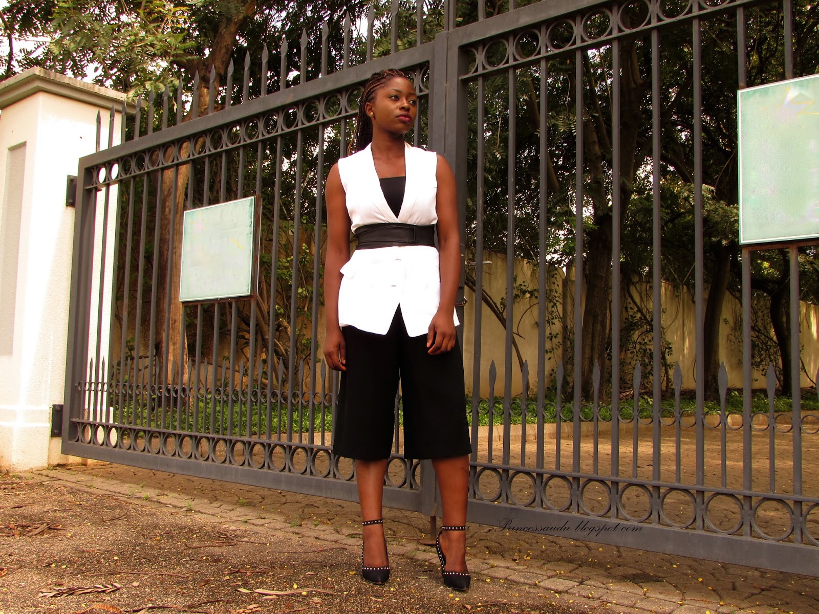 styling culottes, monochrome, black and white, white vest, workwear