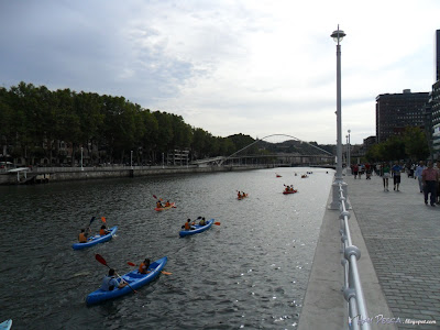 Canoas en el paseo de Abandoibarra, junto a la pasarela de Calatrava o Zubi-zuri