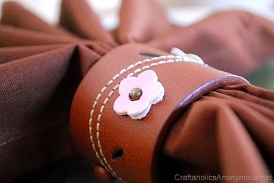 Cincin serbet (napkin ring) terbuat dari daur ulang kulit sabuk bekas Cincin serbet (napkin ring) terbuat dari daur ulang kulit sabuk bekas