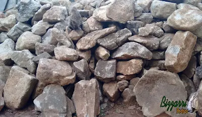 Pedra moledo, nesse tom marrom mesclado, para construção de castelo de pedra.