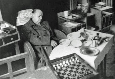 Alekhine muerto frente al tablero