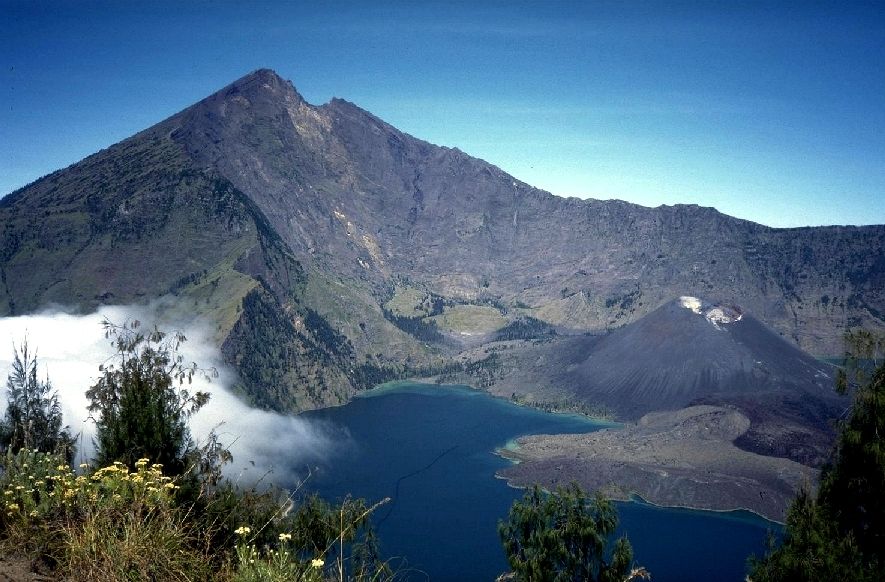 3 GUNUNG  TERTINGGI DI  INDONESIA 