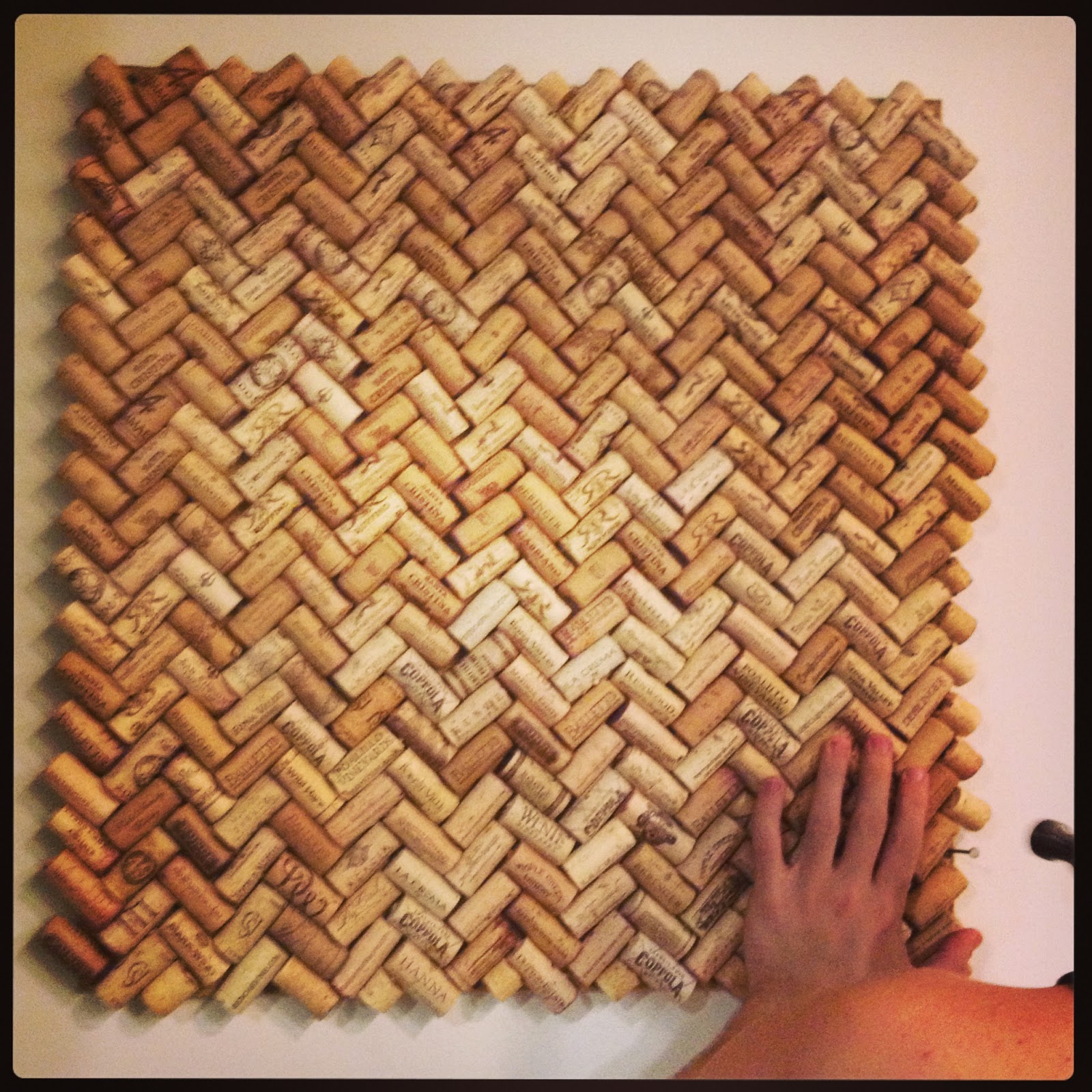 A girl meeting the world.: DIY: Cork board.