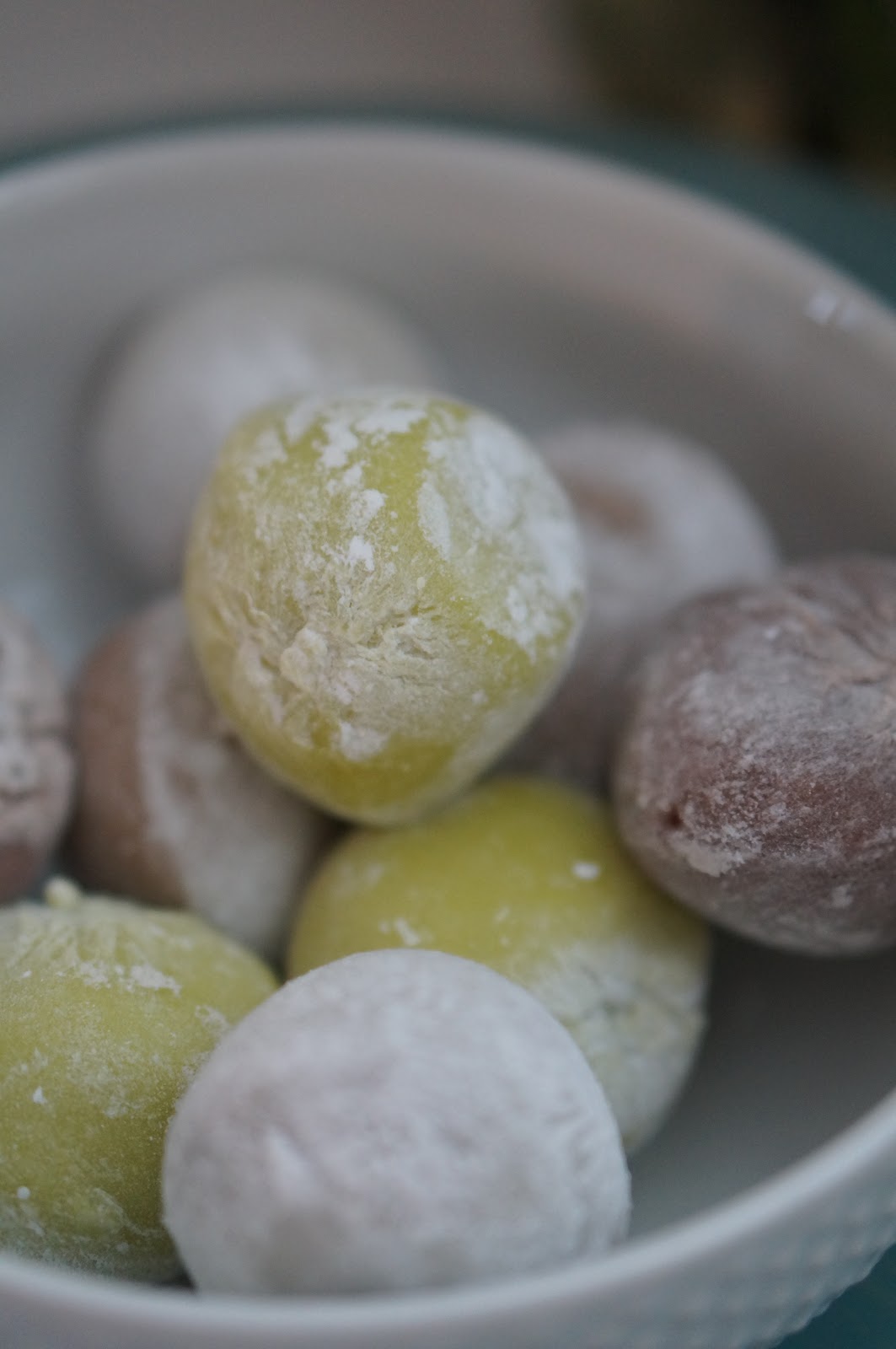 Popular North Carolina style blogger shares how she is snacking this summer with My/Mo Mochi Ice Cream. Click here to read about this delicious snack!