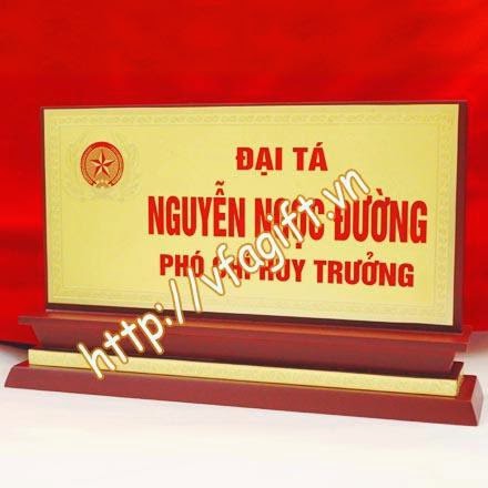 đúc biển chức danh bằng đồng,nhận làm biển tên để bàn,in ấn biển chức danh Xuong-san-xuat-bien-chuc-danh