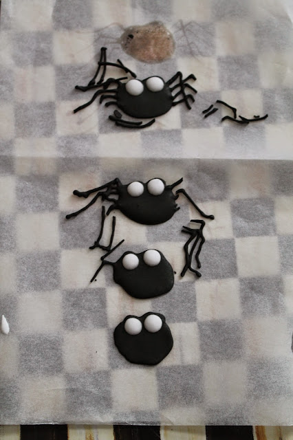 Spider cookies, spider spooky cookie, spider decorated cookie, black and white cookies, Trick or treat cookies, royal icing transfers, how to make a royal icing transfer, decorated cookies,
