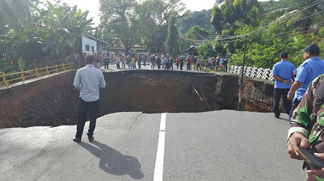 Jembatan Penghubung Pangandaran - Banjar Ambruk, Lalulintas Lumpuh Total Jembatan Penghubung Pangandaran - Banjar Ambruk, Lalulintas Lumpuh Total