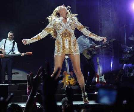 Celine Dion s Beautiful Legs & Upskirt Moment at Jamaica Concert HOT ...