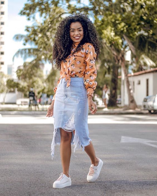 look de saia jeans com tenis