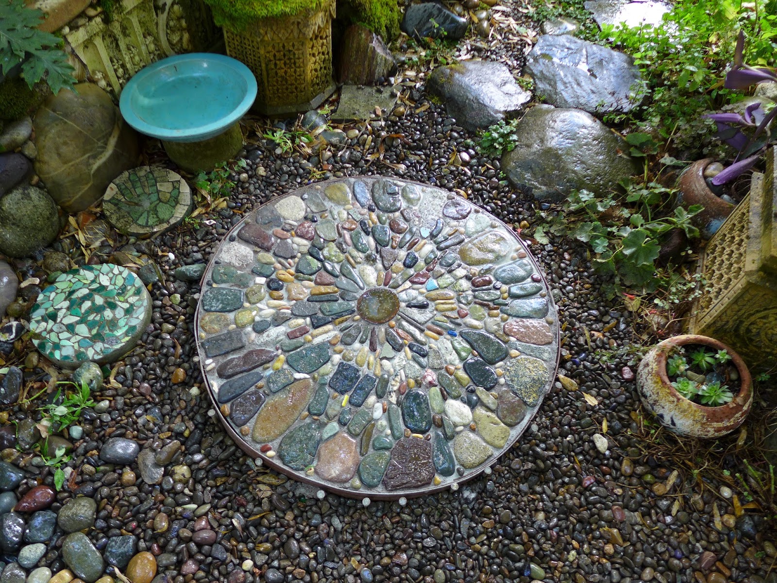 Jeffrey Bale's World of Gardens Building a Pebble Mosaic Stepping Stone