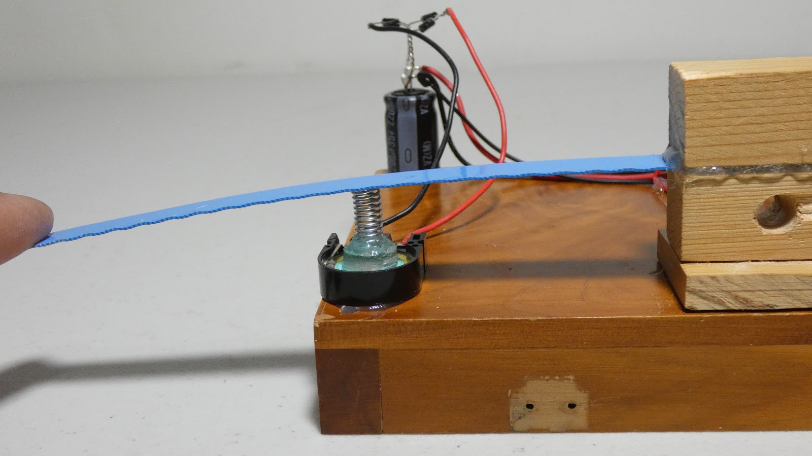 THIS DEVICE GENERATES ELECTRICITY PIEZOELECTRIC GENERATOR