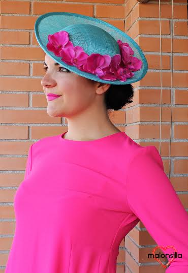 Tocado tipo plato en azul celeste y fucsia con orquideas y vestido fucsia