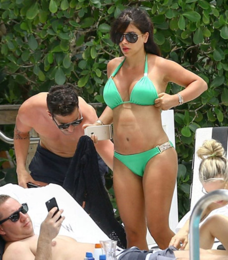 Nguoi tinh cua Fabregas ‘kho so’ dua tay nang giu vong mot - Anh 5