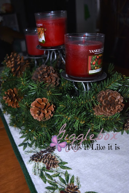 creating a simple and elegant Christmas dinning table centerpiece, how to create a Christmas centerpiece with items you may already have, Christmas decorations,