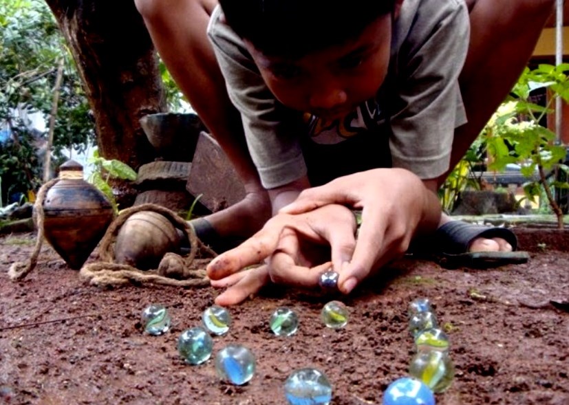 bermain kelereng Seri Abbaguli Rutta: Istilah Pada Saat Bermain Kelereng Ala Anak Makassar Seri Abbaguli Rutta: Istilah Pada Saat Bermain Kelereng Ala Anak Makassar dihalaman
