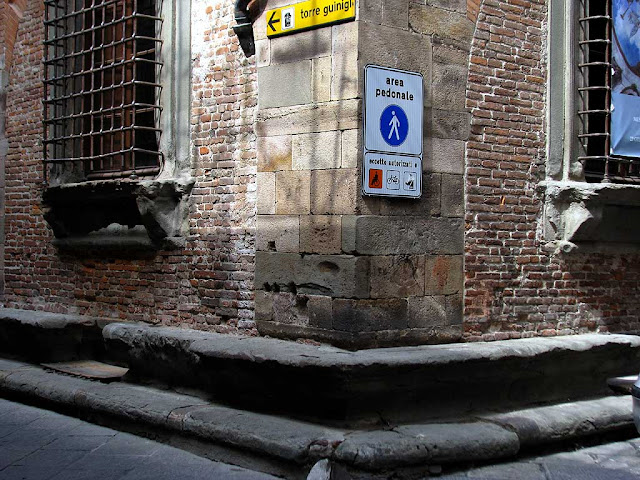 Corner bench, via Sant'Andrea / via Guinigi, Lucca